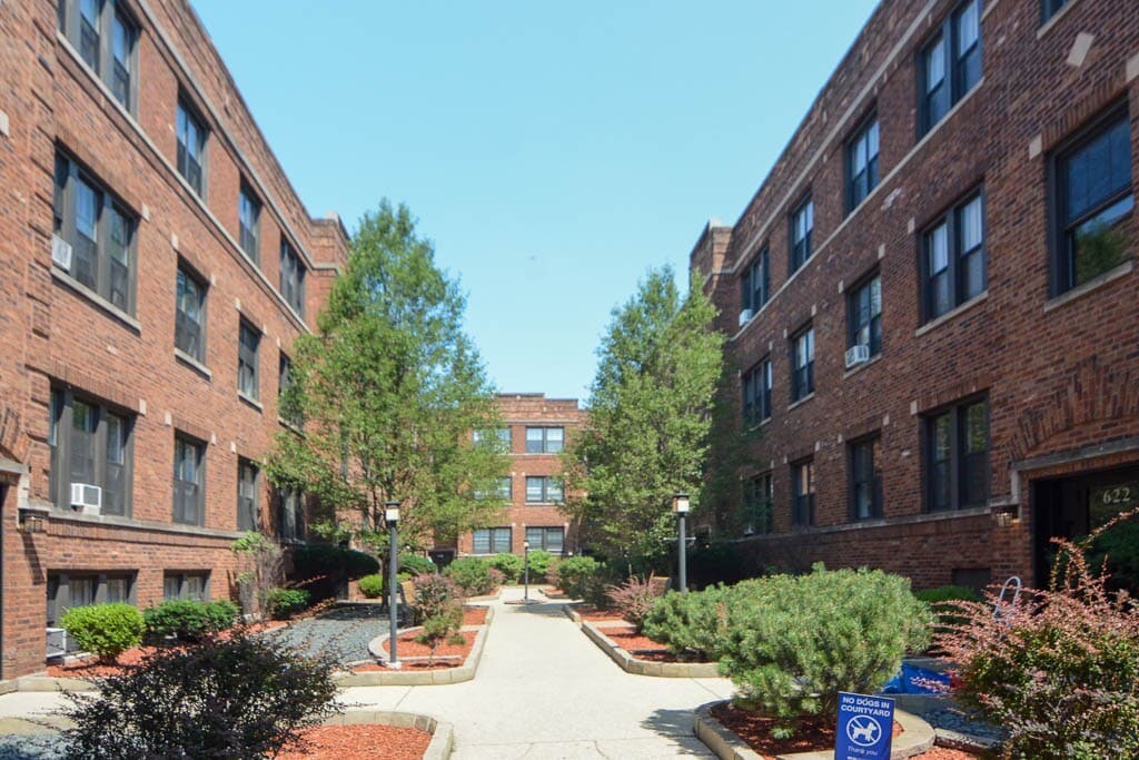 Primary Photo - 629 W Cornelia Ave