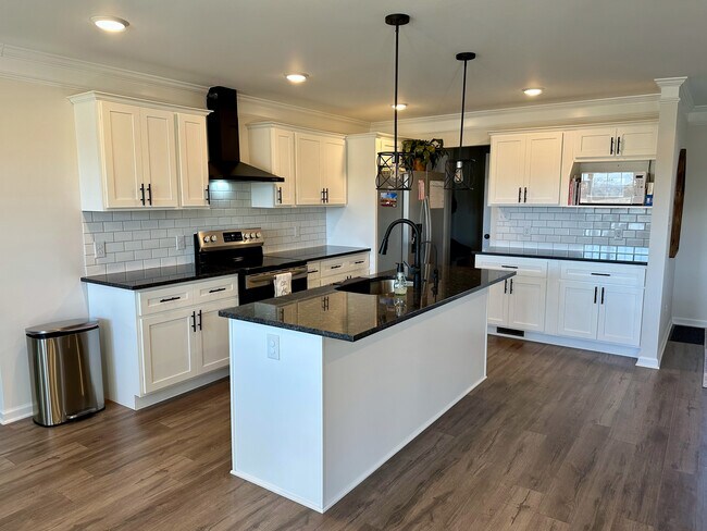 Building Photo - 3013 Cambridge Ct
