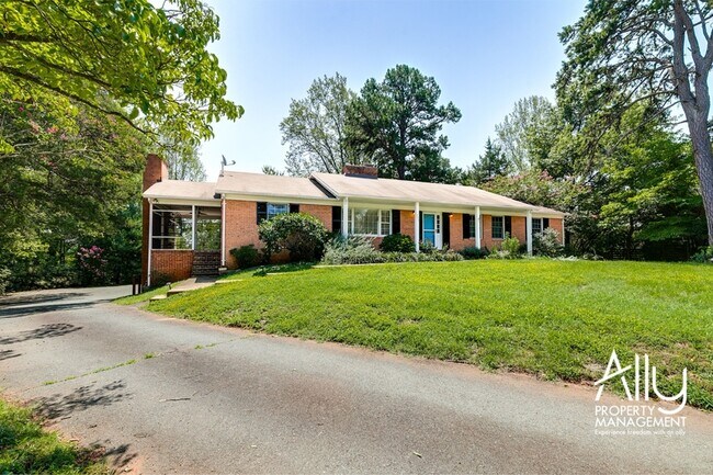 Foto del edificio - 102 Lancaster Ct
