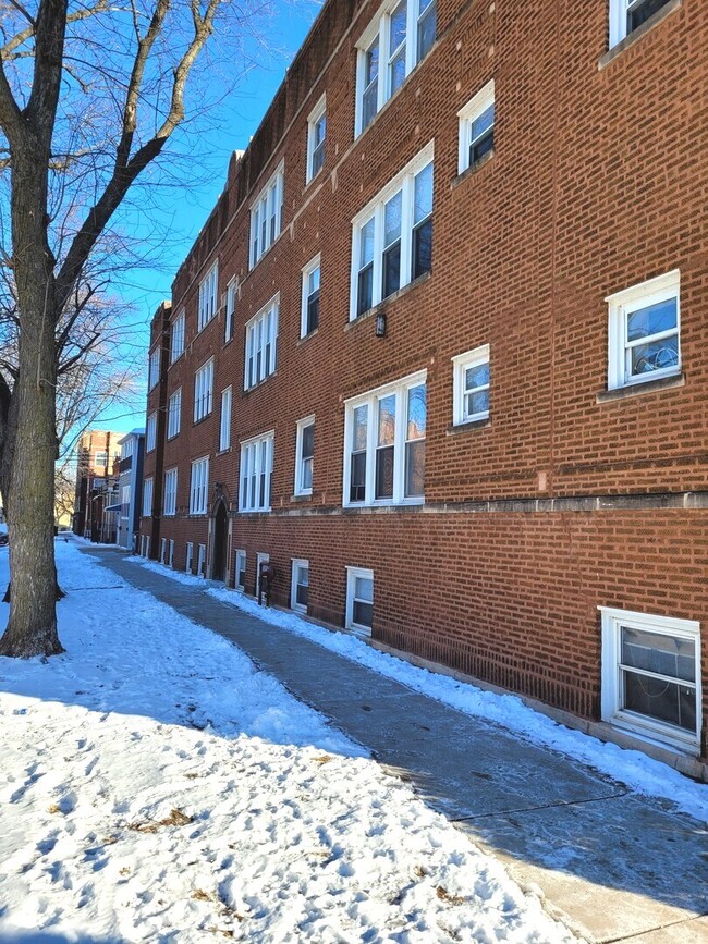 Building Photo - 7207 N Damen Ave