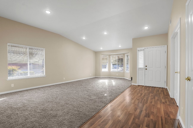 Building Photo - 209 Grapewood Ct