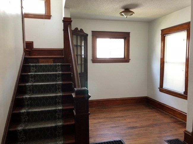 Building Photo - 3 br, 1.5 bath House - 3228 Grand Ave.