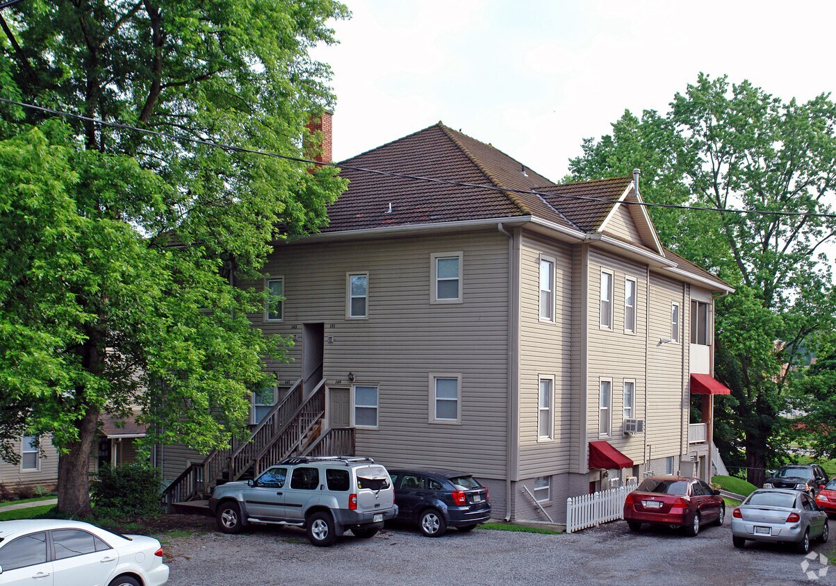 Building Photo - 141-153 Circle Dr