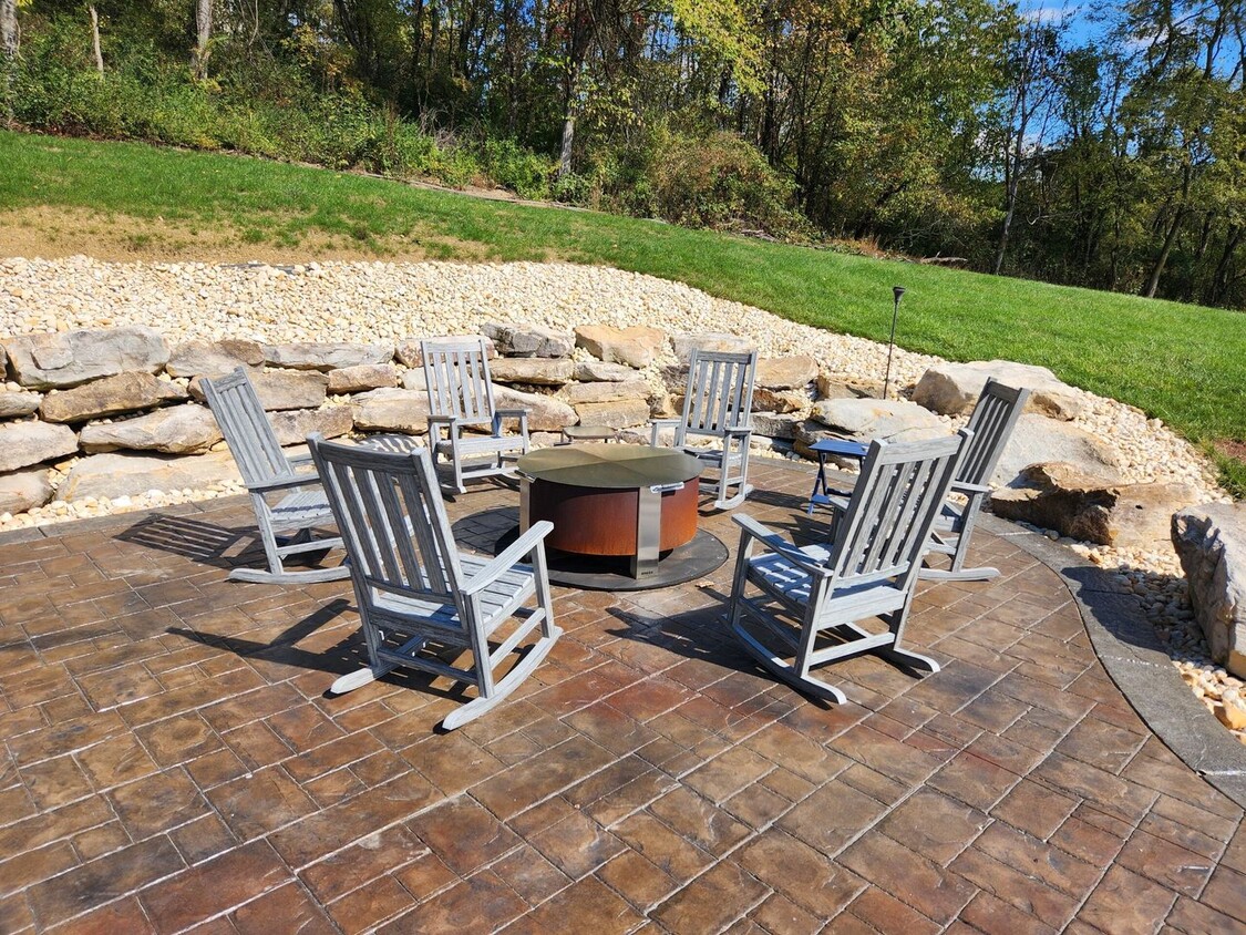 Building Photo - Stunning Retreat on 31 Acres with Pool Dec...