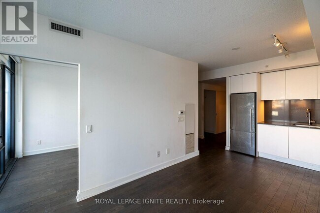 Building Photo - 25 Richmond St E