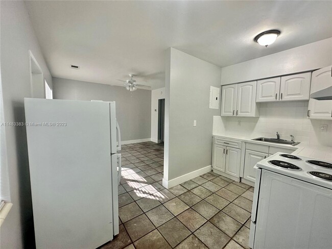 Building Photo - 4300 Sea Grape Dr
