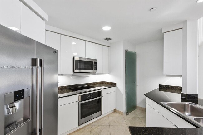 Foto del edificio - 715 Crandon Blvd