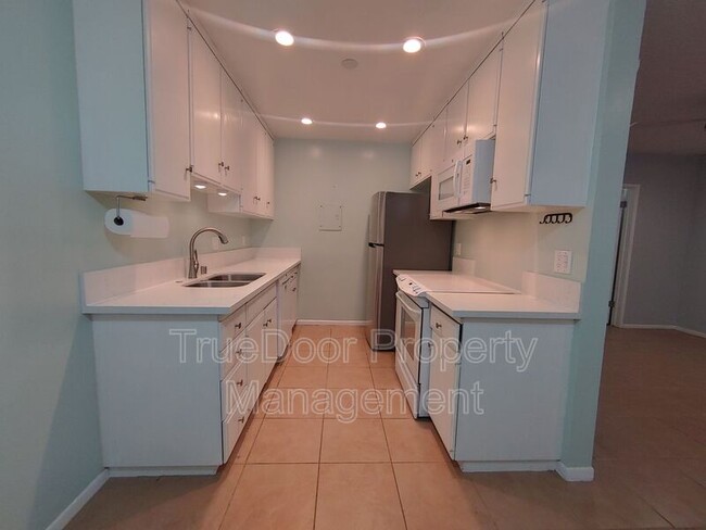 Building Photo - 555 S La Veta Park Cir