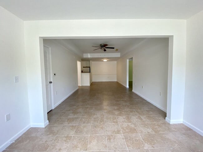 Building Photo - Spacious Three Bedroom Condo Located at Th...