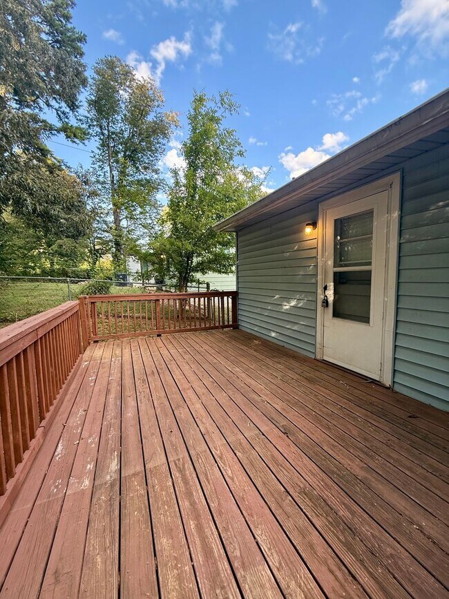 Building Photo - Knoxville 37917 - Charming 2 bedroom, 1 ba...
