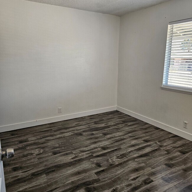 Foto del edificio - Upgraded 5-Bedroom Home with Open Floor Plan & Large Lot!