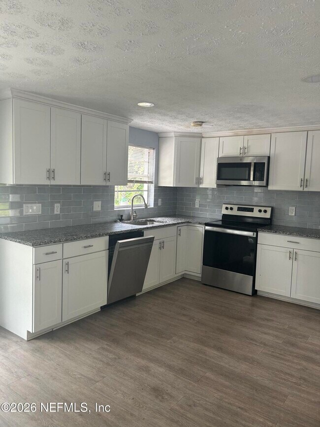 Foto del edificio - 2834 Goldenrod Cir E