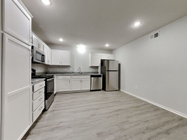 Building Photo - 410 NW Woodbury Dr