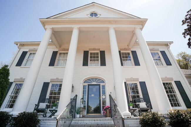 Building Photo - 5360 Hillsboro Pike