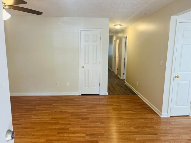 Foto del edificio - Welcome home! 3 bed, 2 bath, wooded & priv...