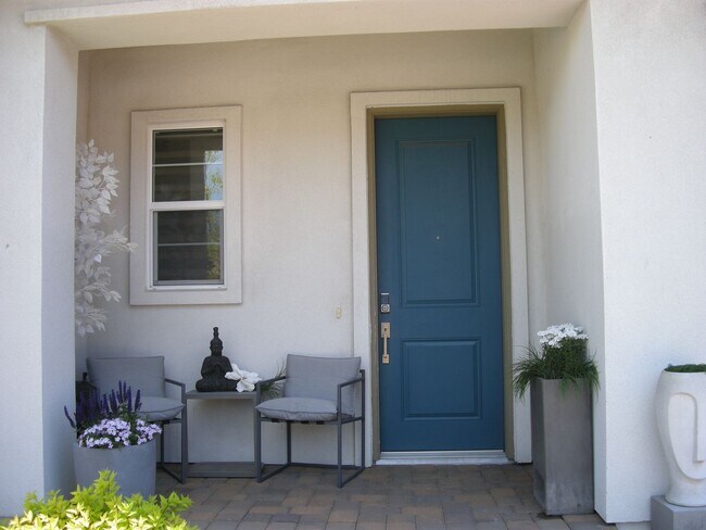 Foto del edificio - Fully Furnished Four Bedroom, Three Bath H...