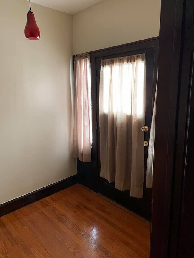Foto del edificio - 141 Caroline Ave