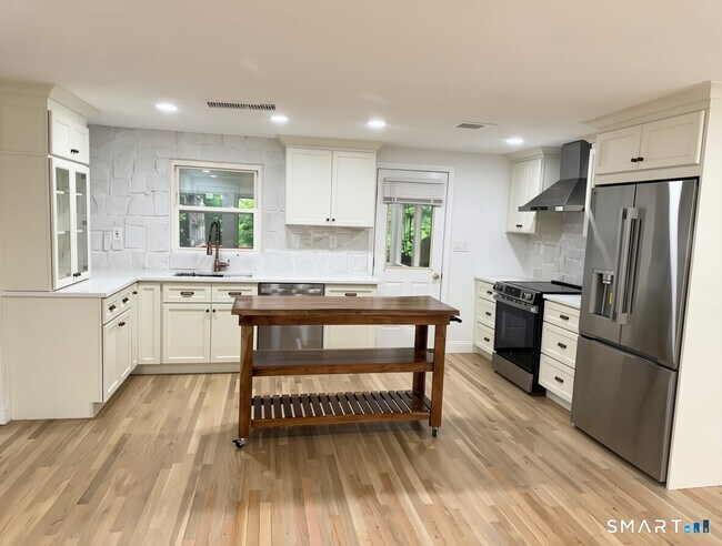 Foto del edificio - 51 Birchwood Rd