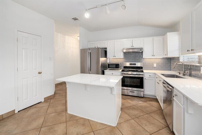 Foto del edificio - 2728 Breezy Point Cove