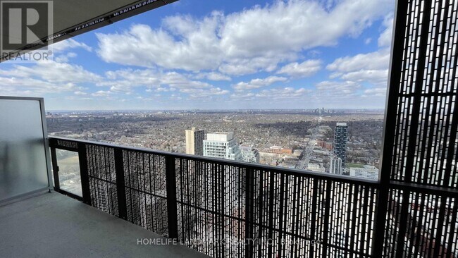 Photo du bâtiment - 8 Eglinton Ave E