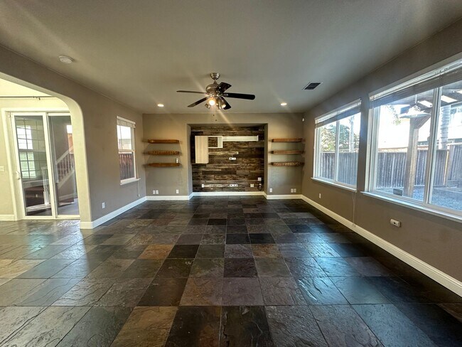 Foto del edificio - 1905 Addison Dr