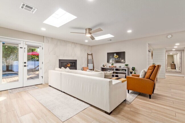 Foto del edificio - 6547 E Sharon Dr