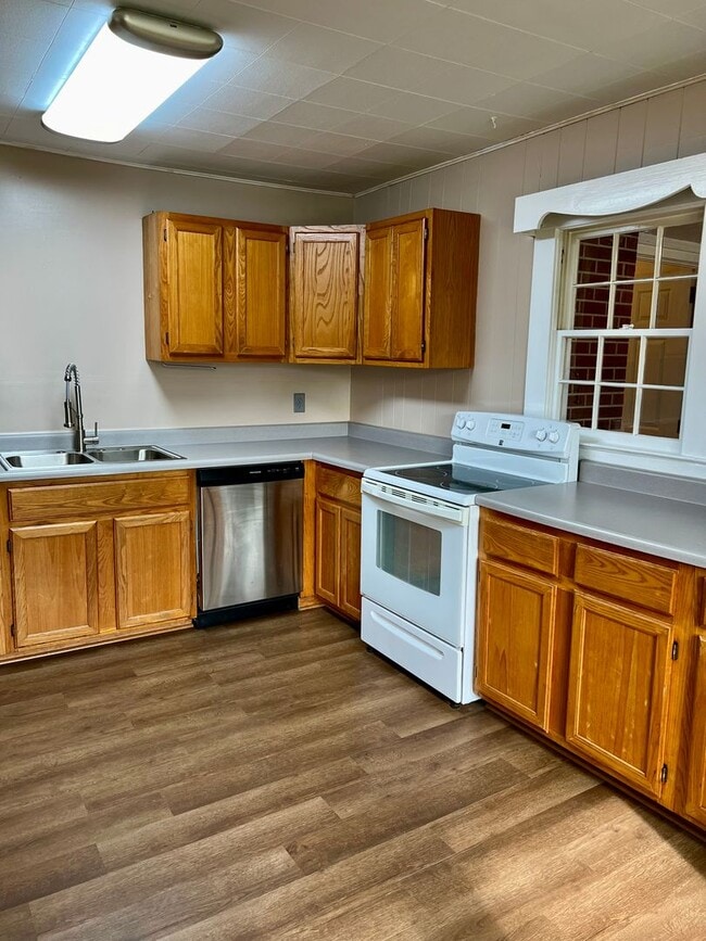 Building Photo - Classic Brick Ranch in the heart of Hender...