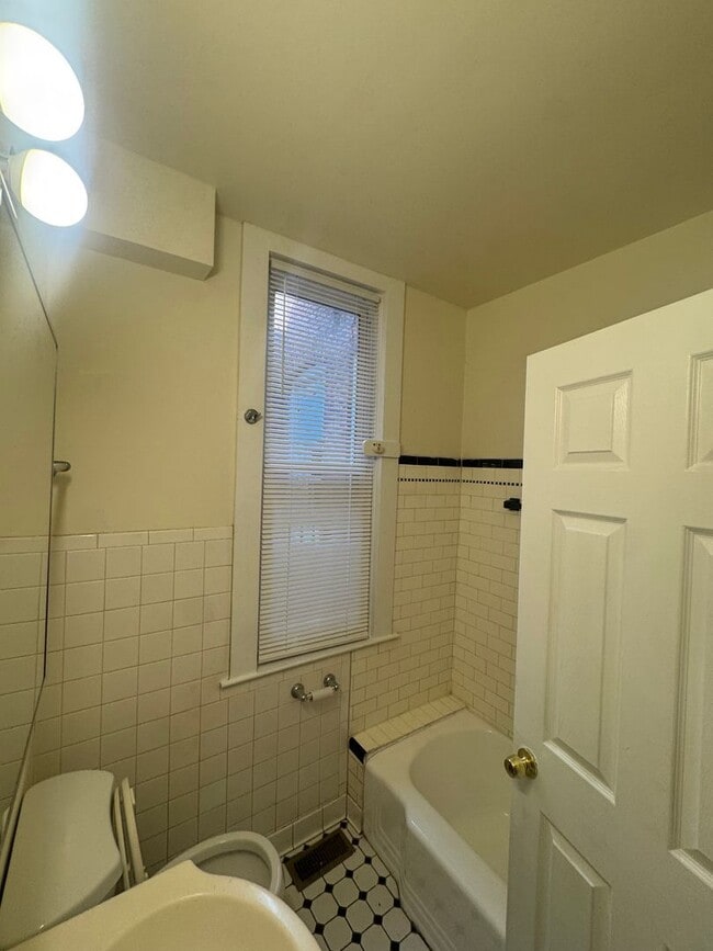 Building Photo - 2304 Ruskin Ave