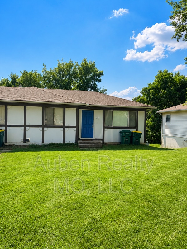 Building Photo - 3300-3302 N 84th Pl