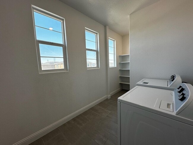 Building Photo - 2458 Fidalgo Way