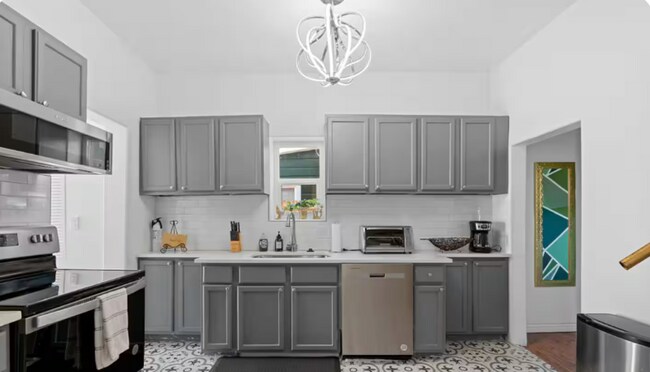 Building Photo - 772 W 300 N