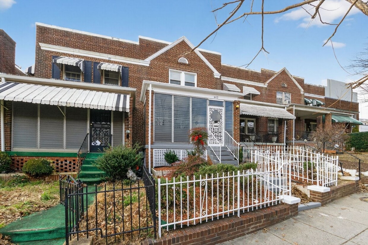 Newly Renovated 5BR/2BA Rowhome - Newly Renovated 5BR/2BA Rowhome