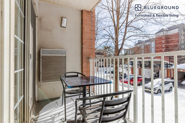 Foto del edificio - 444 Washington Blvd