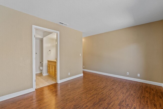 Foto del edificio - 2Br/2Ba - 1 Car Garage Townhouse in the He...