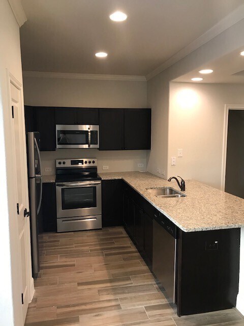 Foto del edificio - *COMING SOON* Three Bedroom Townhome in Pr...