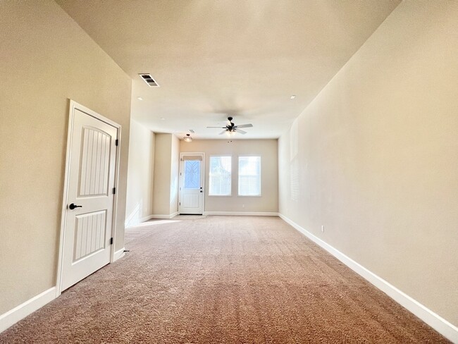 Foto del edificio - Gorgeous Newer 3 bedroom 2 1/2 bath home i...