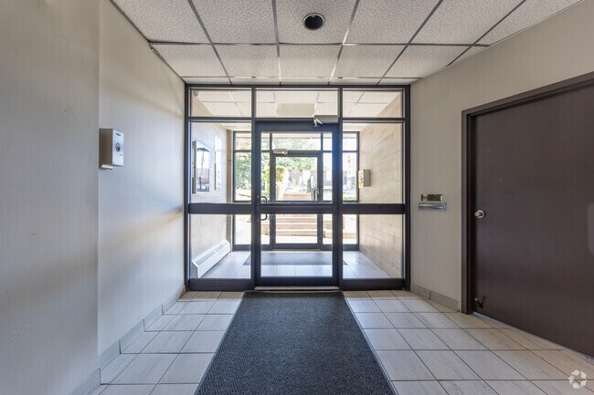 Entrée - 898 Jane St