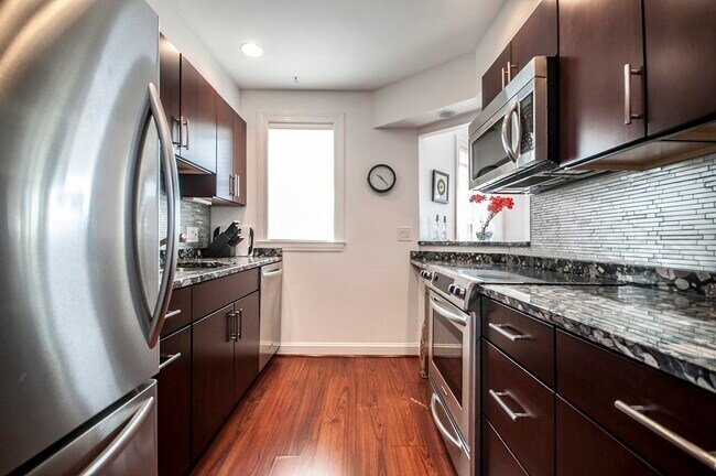 Foto del edificio - 411 Commonwealth Ave