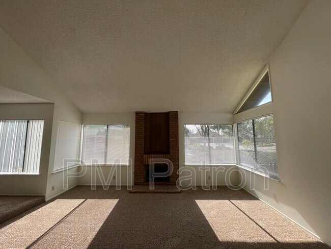 Foto del edificio - 16510 Myra Ln