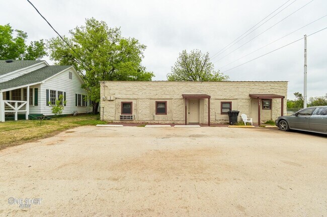 Building Photo - 104 College #B