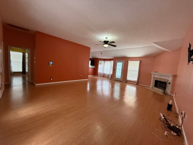 Foto del edificio - Charming Open-Concept Home in LaVergne