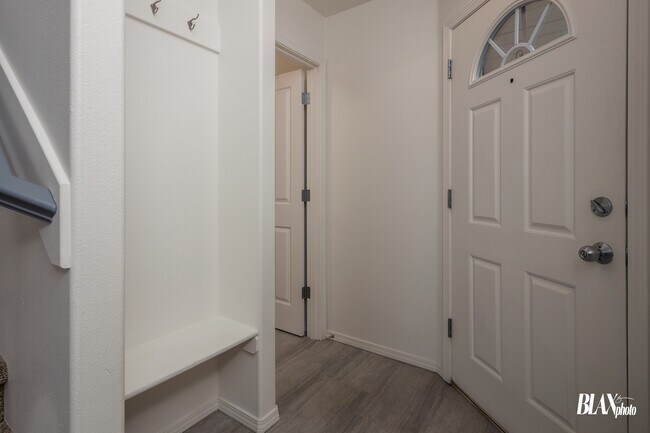 Entrada - 11050 Solitude Cir