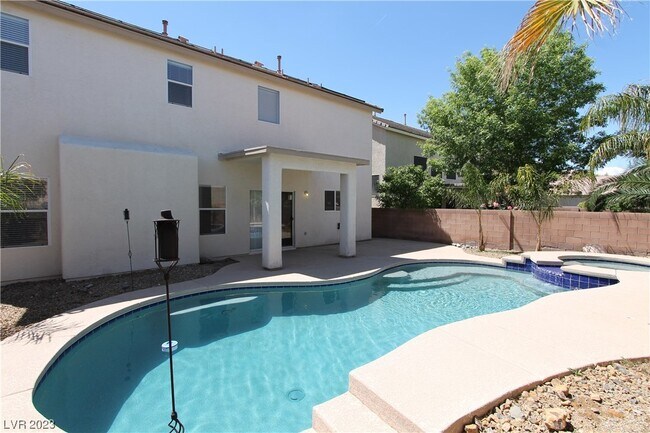 Building Photo - 2586 Highland Cliff Dr
