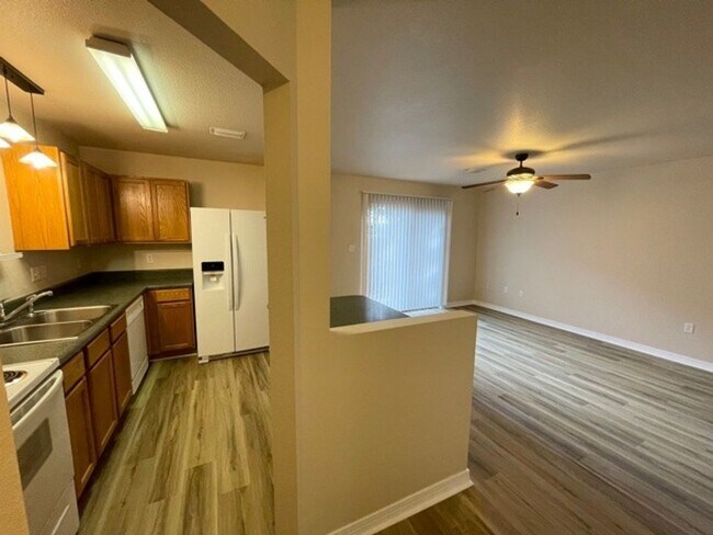 Foto del edificio - Nice 2 Bedroom/2.5 Bath/1 Car Garage End Unit Townhome For Rent!
