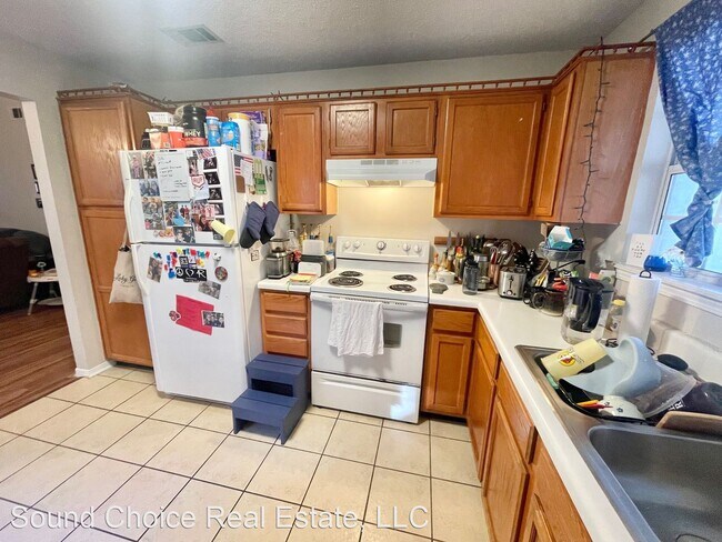 Building Photo - 3 br, 2 bath House - 2016 Woodfern Path