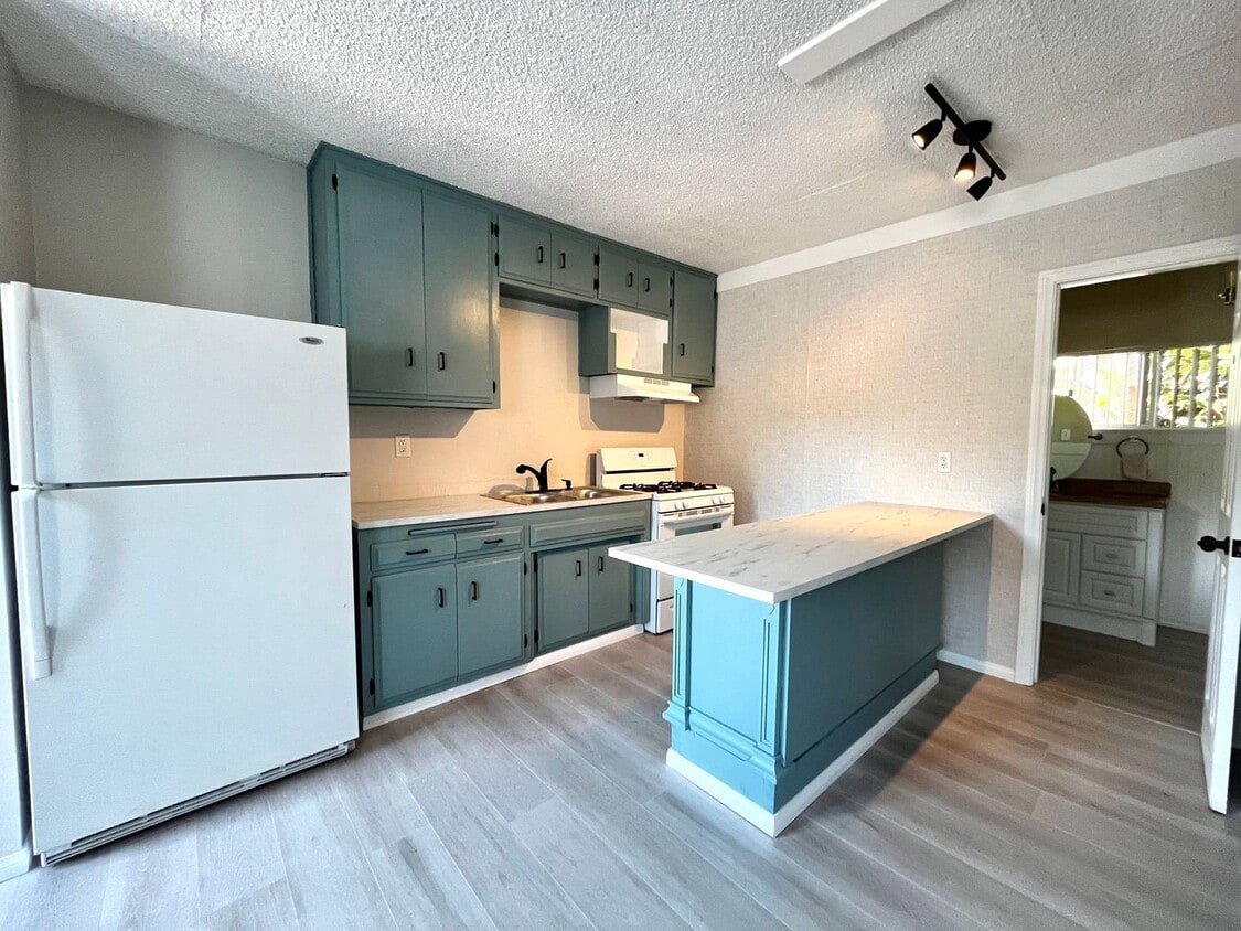 Primary Photo - Beautifully renovated 3 bedroom unit in La...