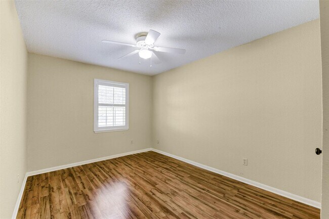 Foto del edificio - 3 BD / 2.5 BR Townhome in Memorial Club co...