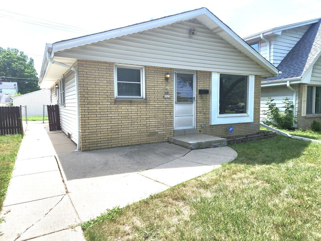 Foto principal - 3 bedroom, single family home - Available ...