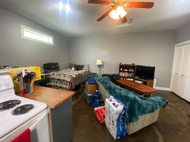 Building Photo - Quiet, Cozy Studio Home Located in York Ne...