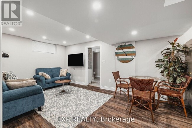 Building Photo - 346 Moorlands Crescent